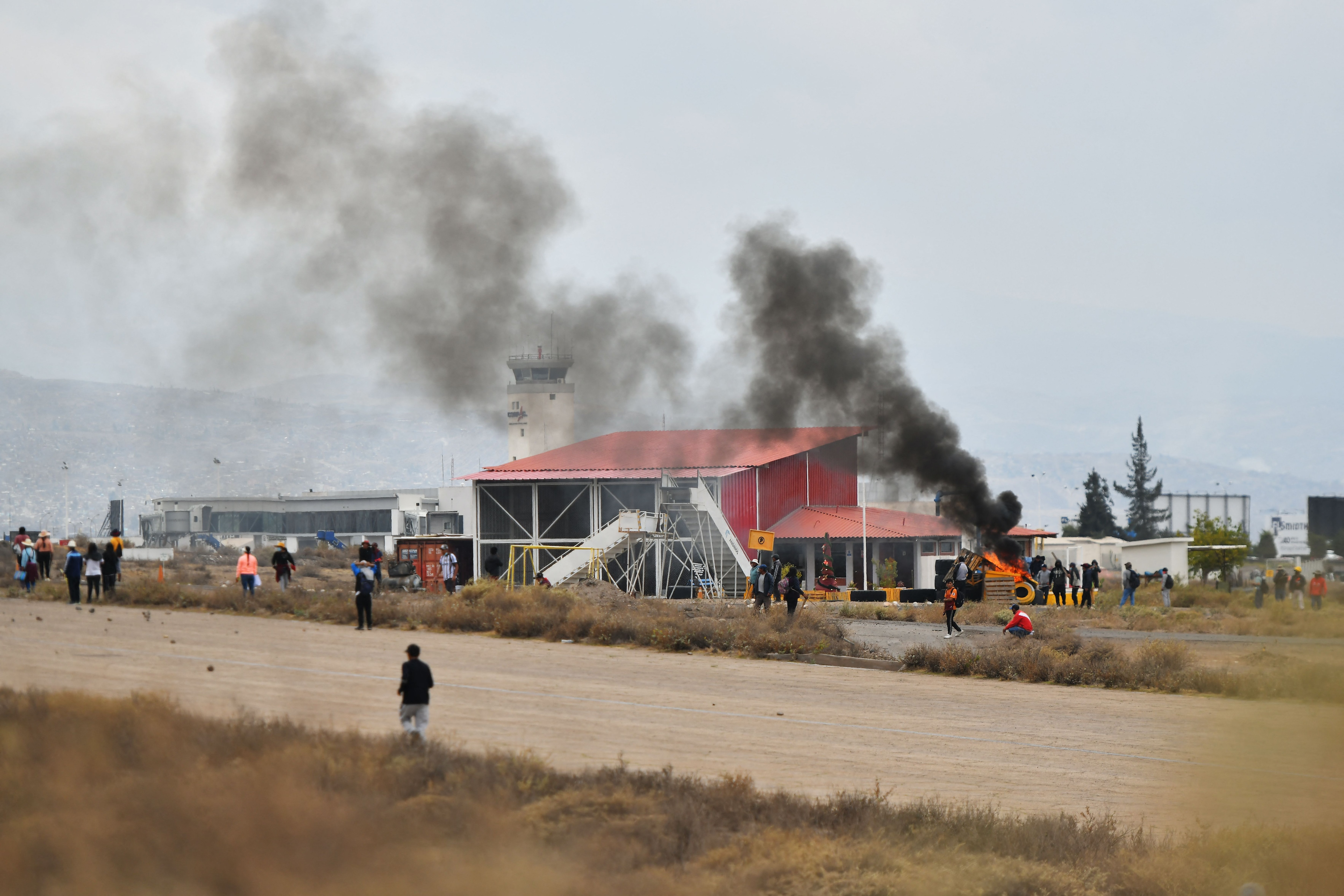 Protestas en Arequipa por toma de aeropuerto y bloqueo de carreteras