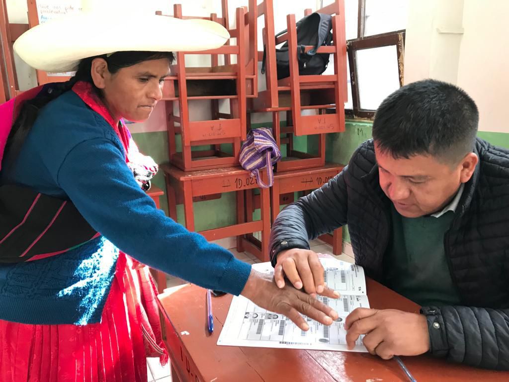 En la Institución Educativa JEC San Pablo, de Cajamarca, las electoras ejercen su derecho al voto para elegir a sus próximas autoridades regionales. (Twitter: Onpe)