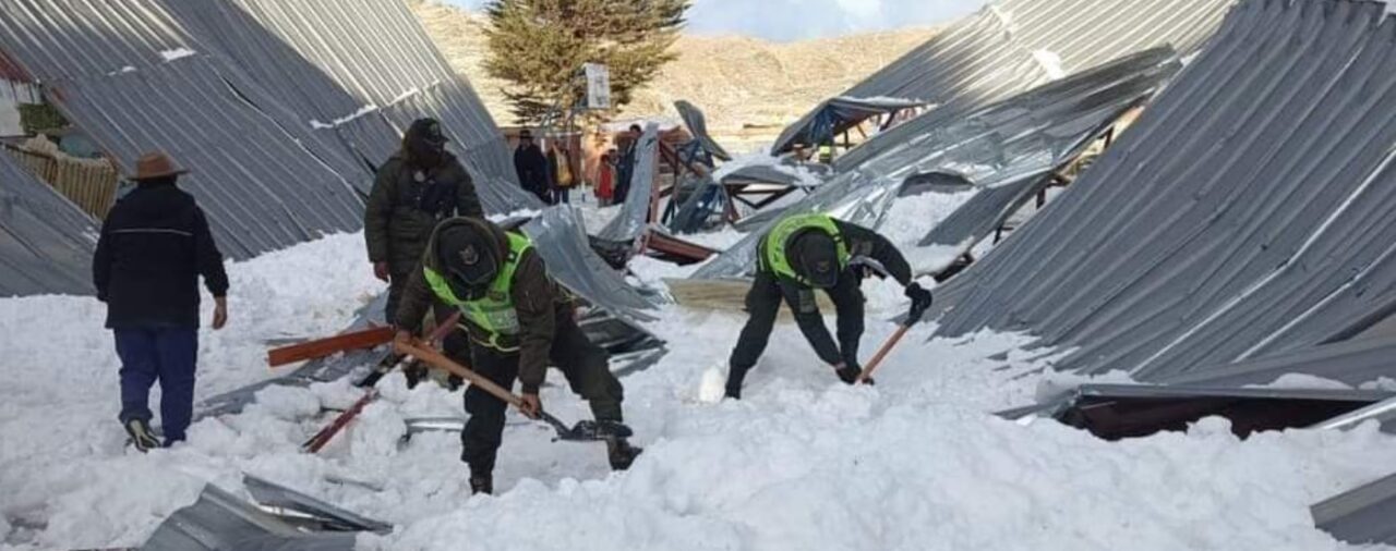 Tragedia en Bolivia: se desplomó el techo de un colegio durante una graduación y mató a 5 personas