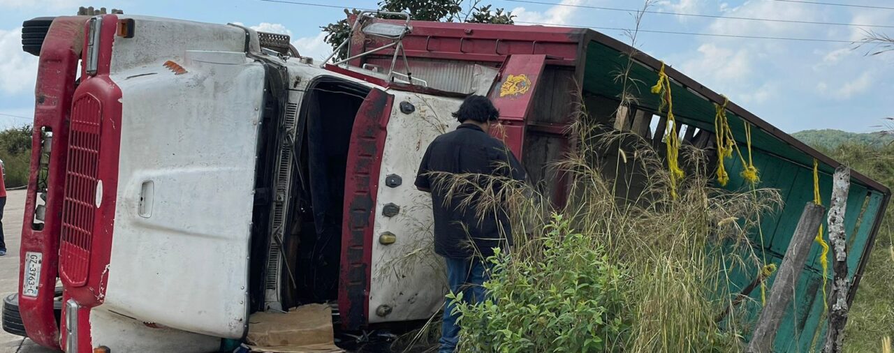 Volcadura de camión con migrantes en Veracruz dejó dos muertos y 20 heridos