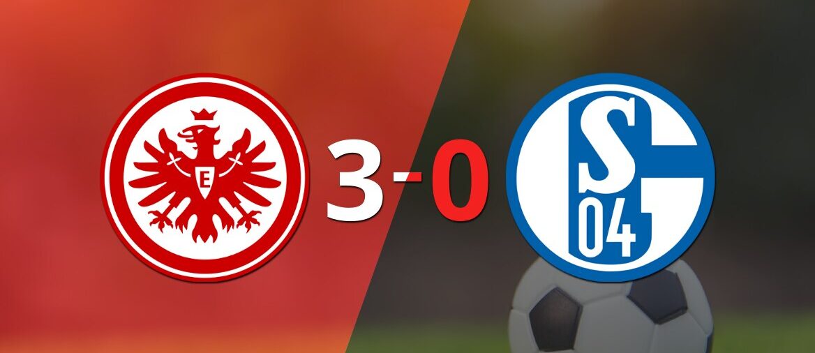 Eintracht Frankfurt fue contundente y goleó 3-0 a Schalke 04