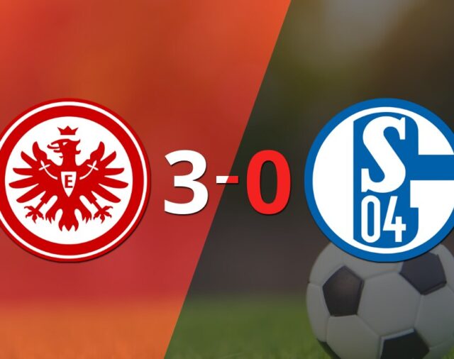 Eintracht Frankfurt fue contundente y goleó 3-0 a Schalke 04