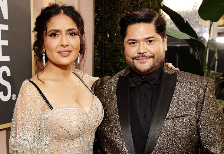Salma Hayek acudió a la alfombra roja de los Globos de Oro 2023 con un vestido lleno de transparencias
(Foto: Cortesía E!)