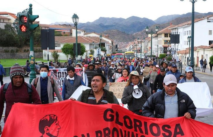 Personas participan en una manifestación antes de dirigirse a Lima para reunirse con manifestantes de todo el país para la marcha de la "Toma de Lima", pidiendo la renuncia de la presidenta de Perú, Dina Boluarte, tras la destitución y arresto de expresidente Pedro Castillo, en Cusco, Perú, 18 de enero de 2023. REUTERS/Paul Gambin NO REVENTAS. NO ARCHIVOS