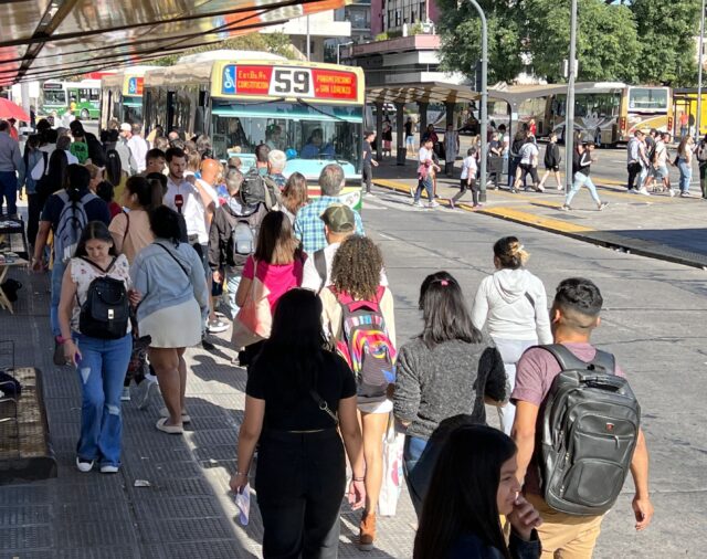 Aumento de transporte: cuánto costará el boleto mínimo de colectivo y de tren a partir de marzo