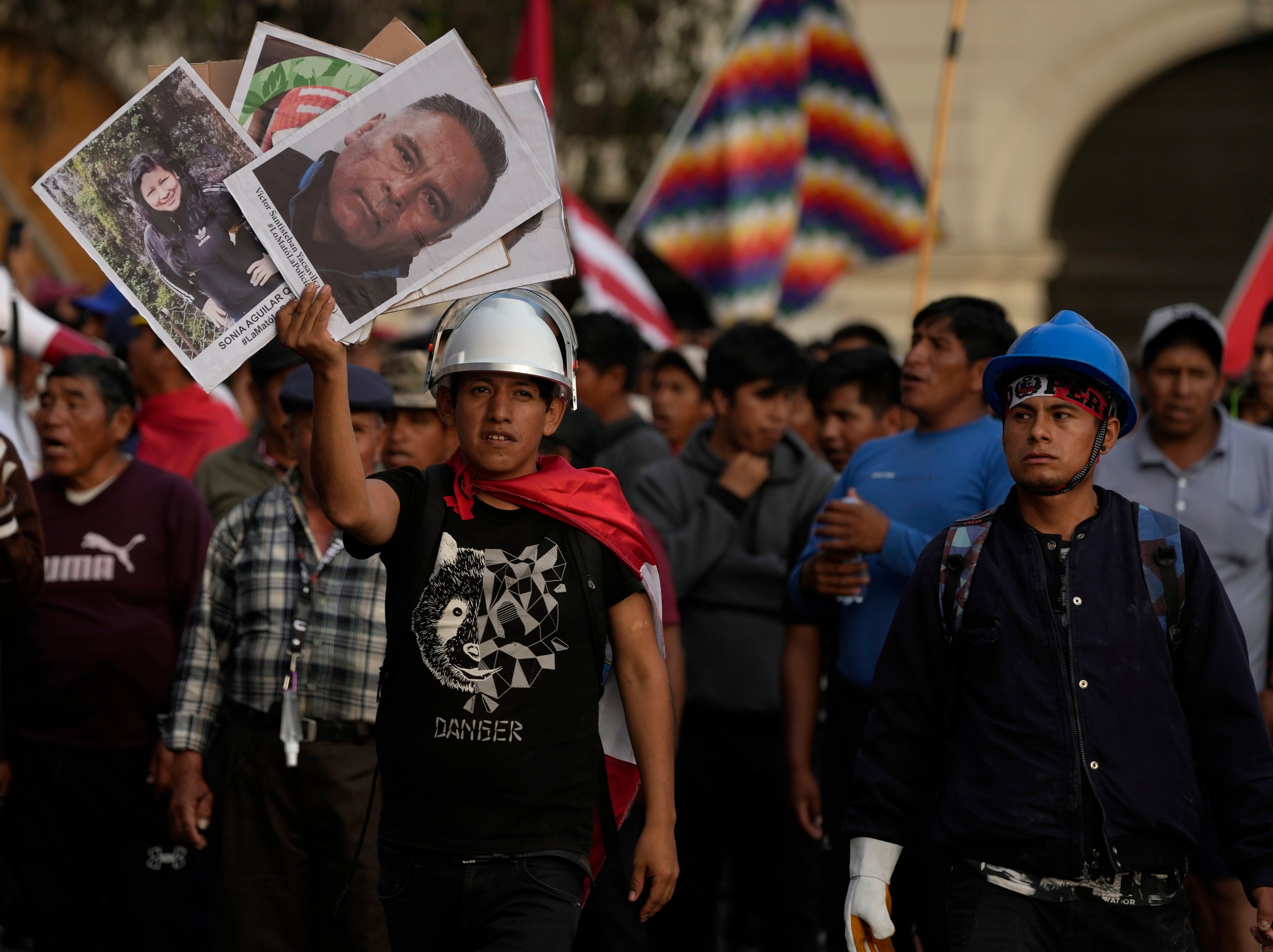 Con carteles con las fotos de las víctimas durante las protestas antigubernamentales, los manifestantes marchan contra la presidenta.