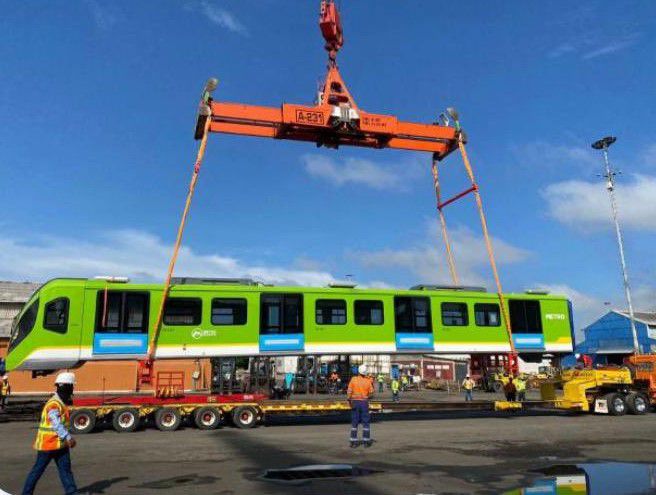 Imagen de archivo del primer vagón del metro de Bogotá que llegó a la ciudad. Claudia López Twitter