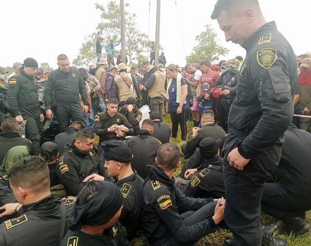 Asonada en el Caguán: “Liberación inmediata de los miembros de la Policía Nacional”, pidió el ministro del Interior, Alfonso Prada