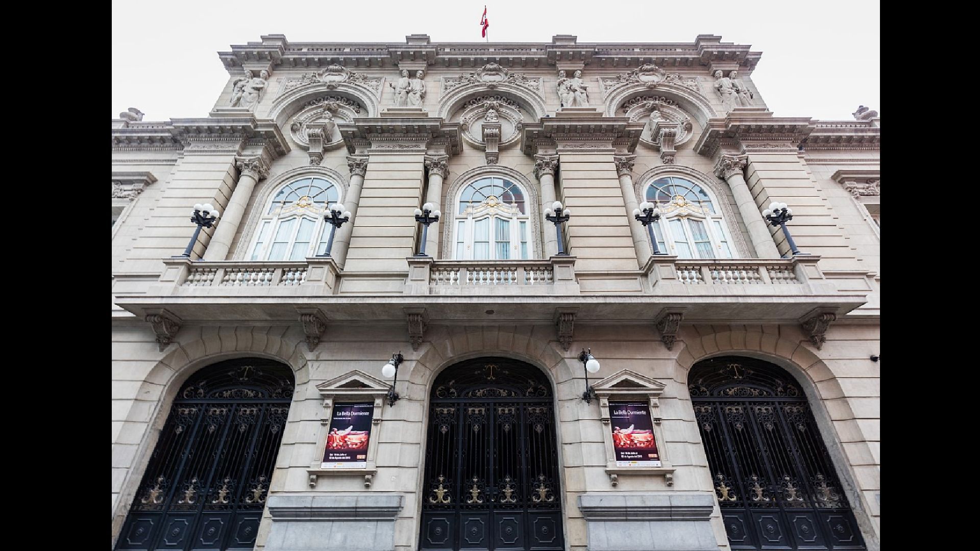 Así luce actualmente la fachada del Teatro Municipal de Lima (Diego Delso)