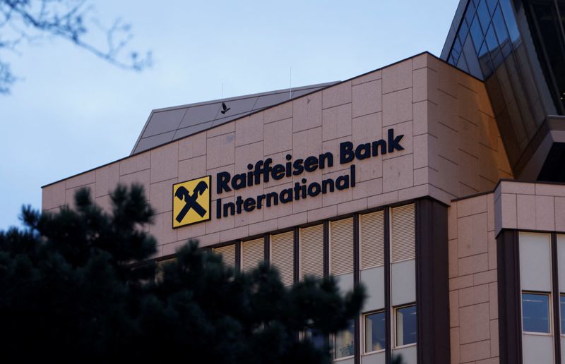 FOTO DE ARCHIVO: El logotipo de Raiffeisen Bank International (RBI) en su sede en Viena, Austria, 14 de marzo de 2023. REUTERS/Leonhard Foeger