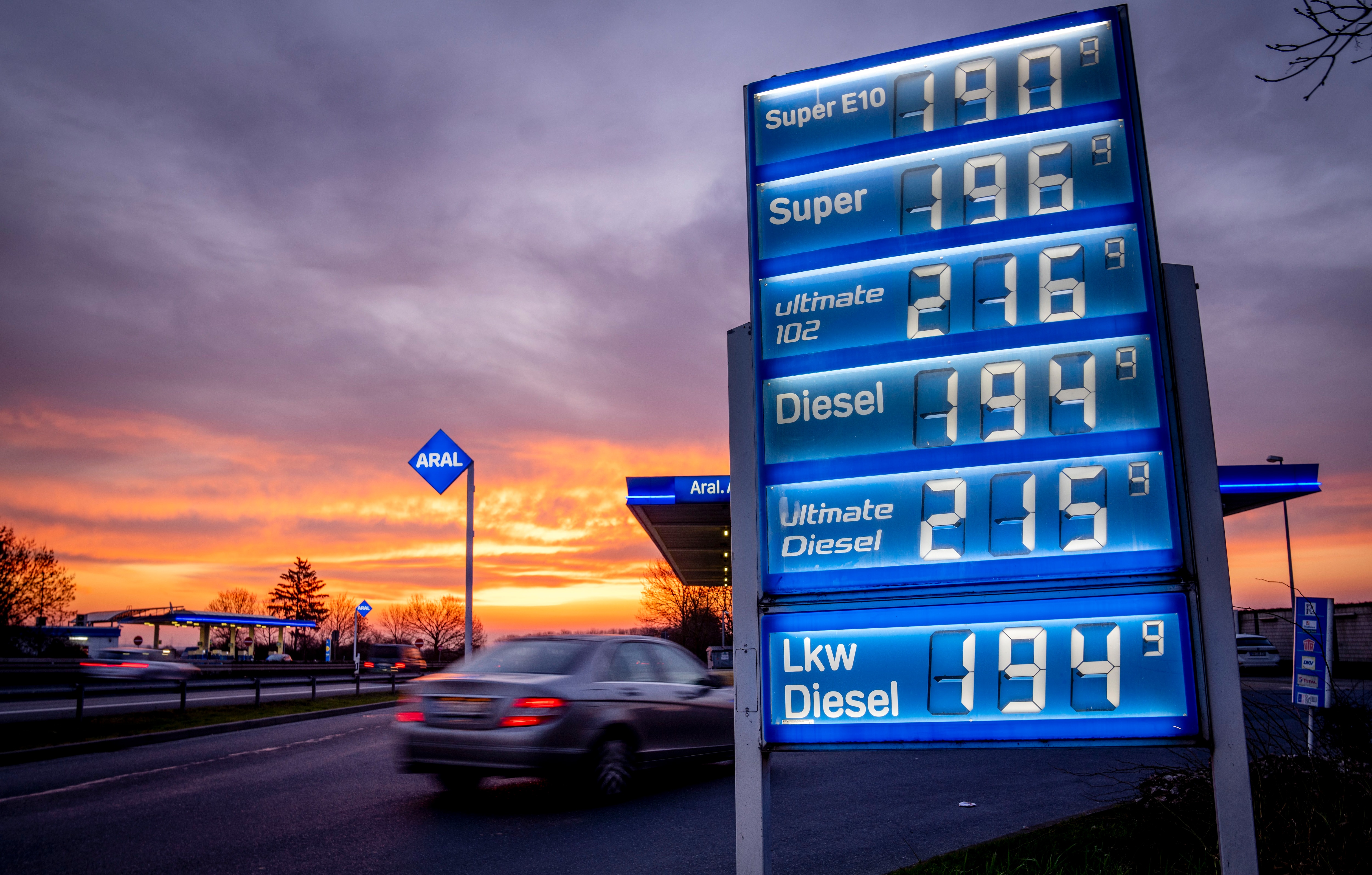Una gasolinera se ve en una autopista cerca de Fráncfort, Alemania, antes del amanecer del miércoles 1 de marzo de 2023. (AP Foto/Michael Probst)