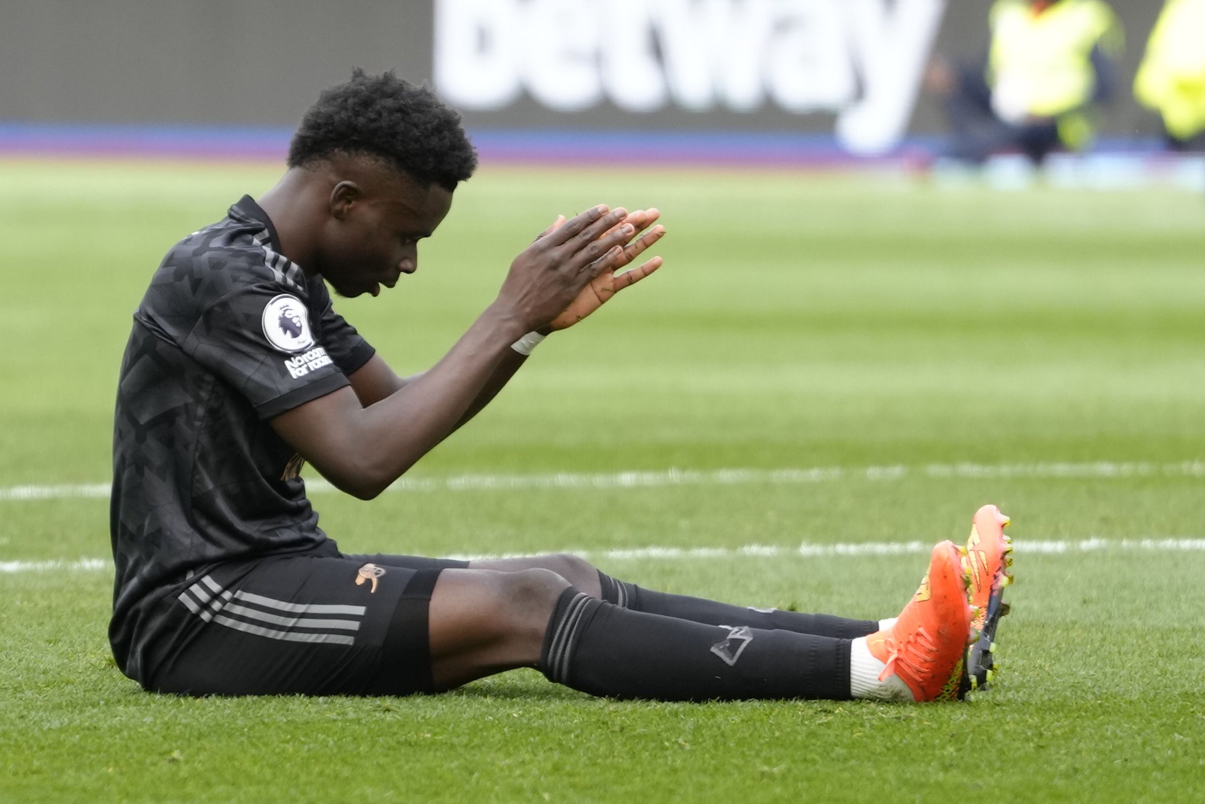 Bukayo Saka reacciona tras desperdiciar un penal para Arsenal en el empate 2-2 contra Weste Ham en la Liga Premier, el domingo 16 de abril de 2023. (AP Foto/Kirsty Wigglesworth)