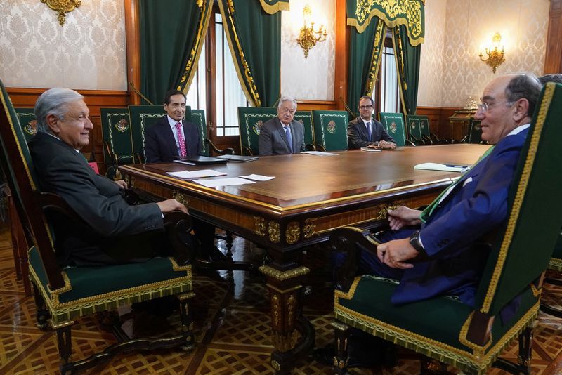 El presidente Andrés Manuel López Obrador, y el presidente ejecutivo de Iberdrola, Ignacio Galán, cerraron la compra-venta de 13 plantas eléctricas. (Foto: Reuters/Presidencia de México)