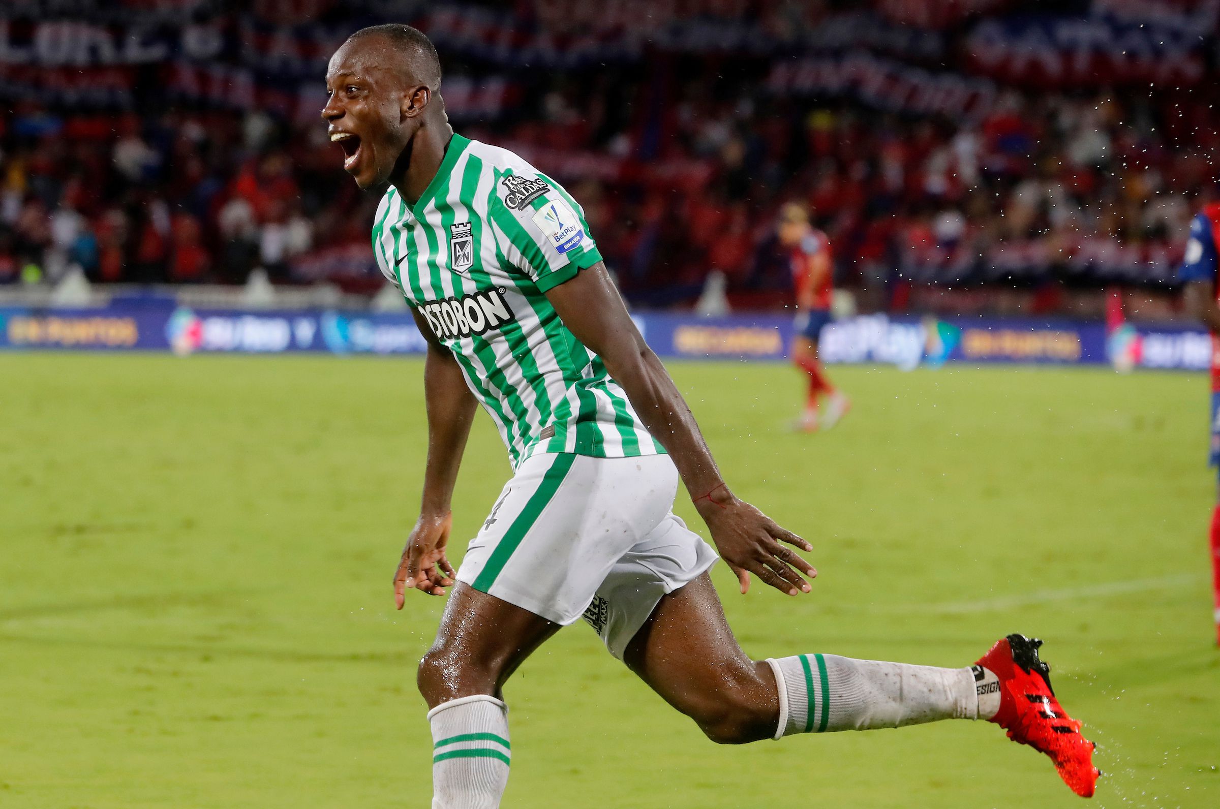 MEDELLIN - COLOMBIA, 16–10-2021: Baldomero Perlaza de Atlético Nacional, celebra el gol anotado a Deportivo Independiente Medellín durante partido entre Atlético Nacional y Deportivo Independiente Medellín de la fecha 14 por la Liga BetPlay DIMAYOR II 2021, en el estadio Atanasio Girardot de la ciudad de Medellín. (Foto: VizzorImage / Donaldo Zuluaga)