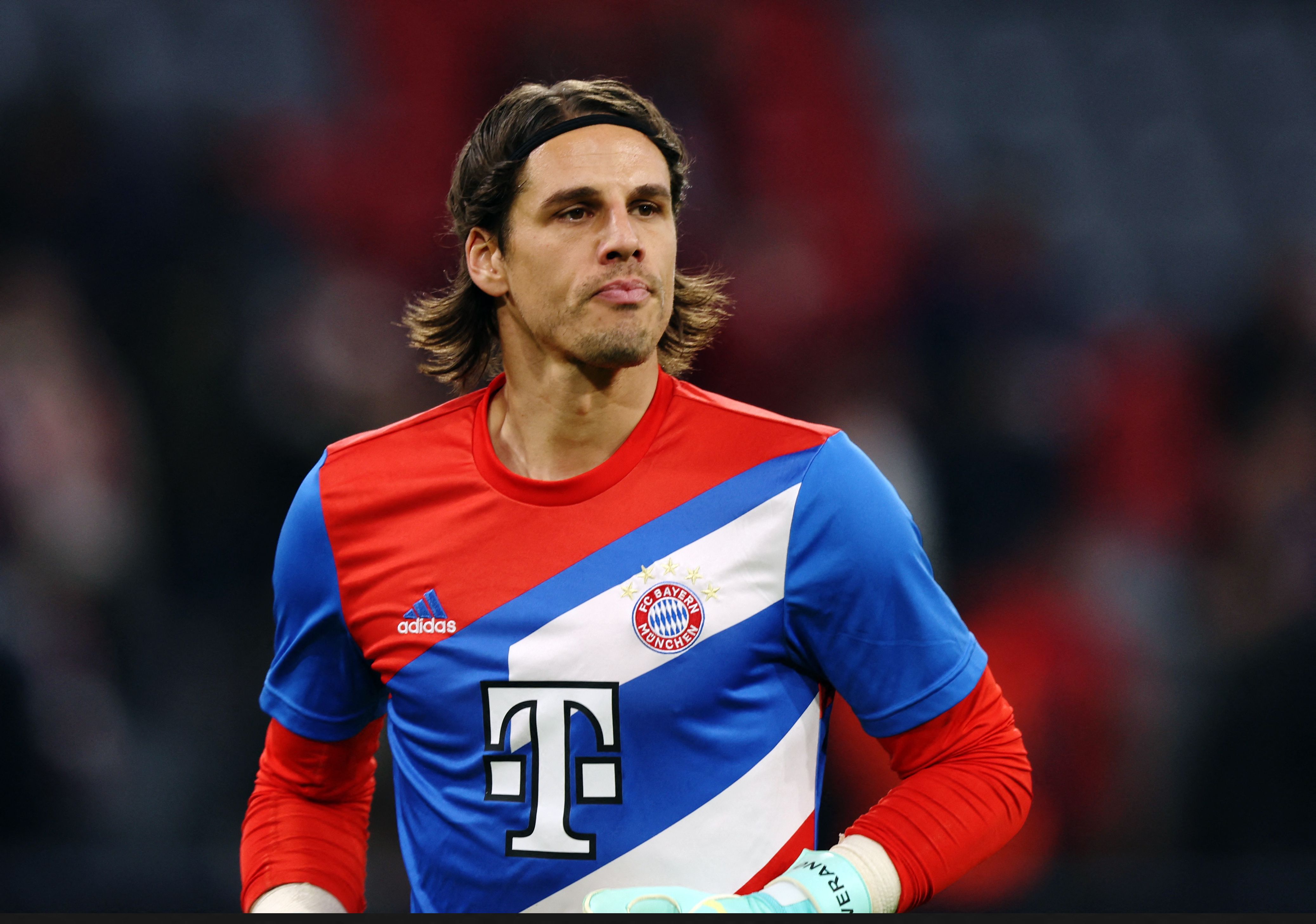 Yan Sommer, arquero del Bayern Múnich, realiza la entrada en calor en el Allianz Arena (REUTERS/Leonhard Simon)