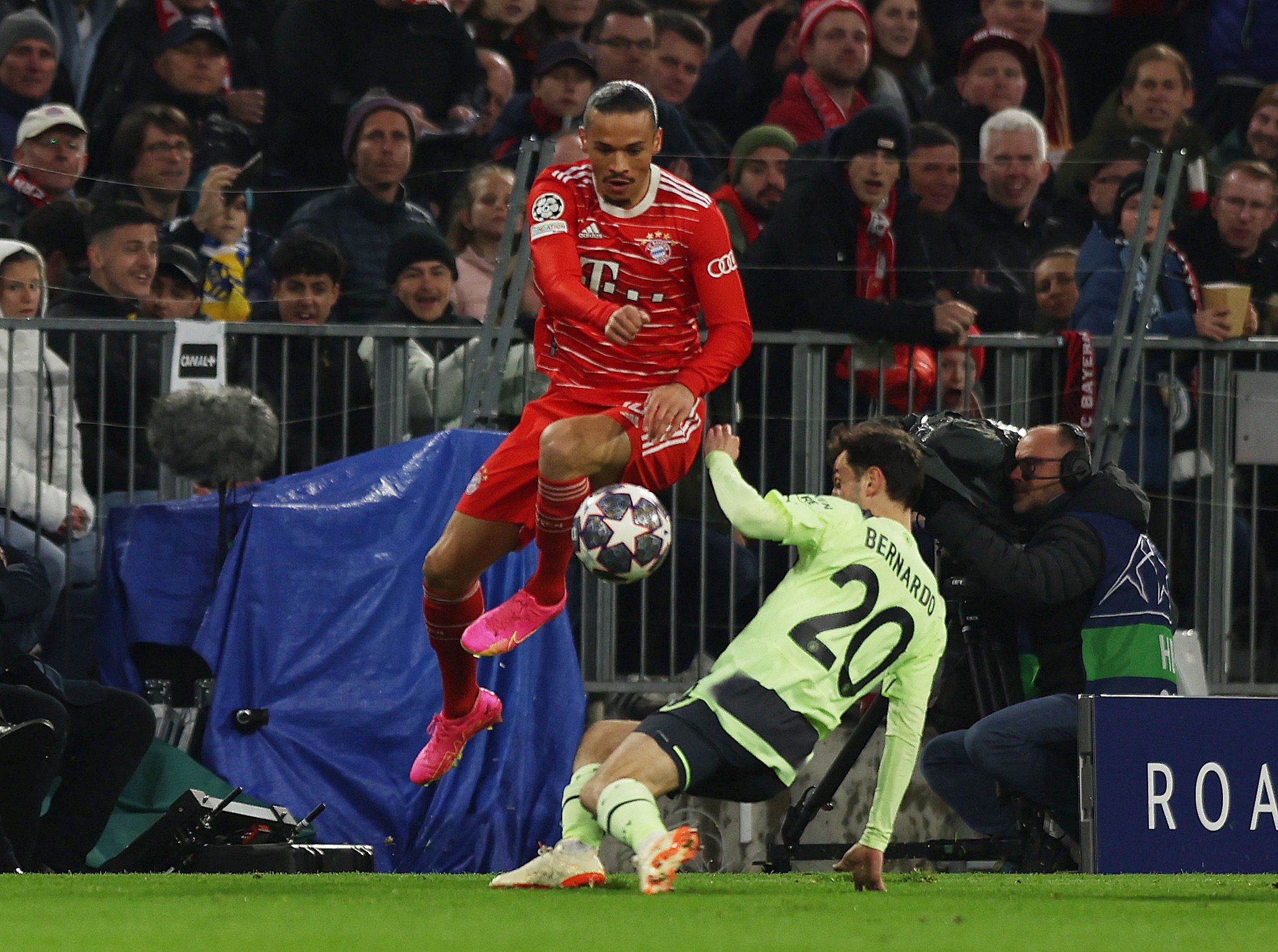 Leroy Sane enfrenta a Bernardo Silva. Bayern Múnich necesita golear al Manchester City (REUTERS/Leonhard Simon)