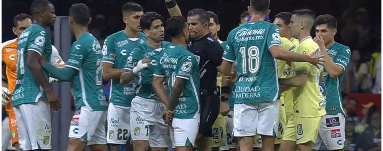 Fernando Hernández se disculpó por el rodillazo contra Lucas Romero; Club León se solidarizó con el árbitro