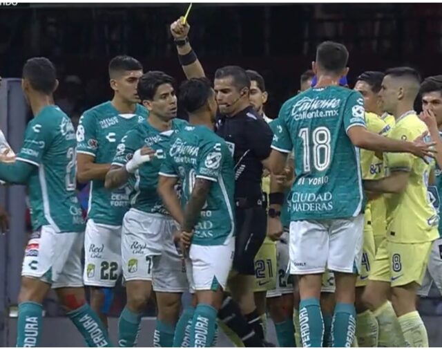 Fernando Hernández se disculpó por el rodillazo contra Lucas Romero; Club León se solidarizó con el árbitro