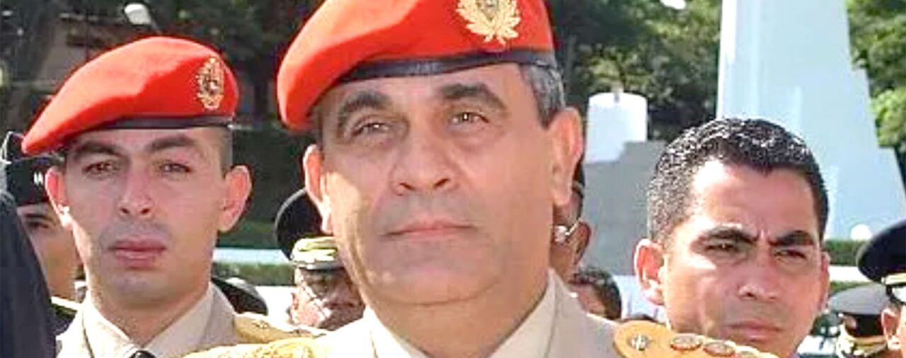 La historia de cómo el general Baduel “amenazó con atacar una base de la Aviación” para facilitar el retorno de Chávez al poder