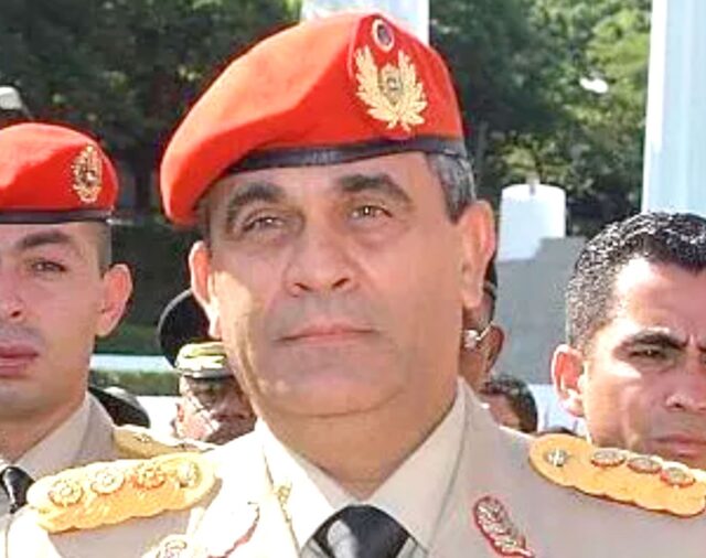 La historia de cómo el general Baduel “amenazó con atacar una base de la Aviación” para facilitar el retorno de Chávez al poder
