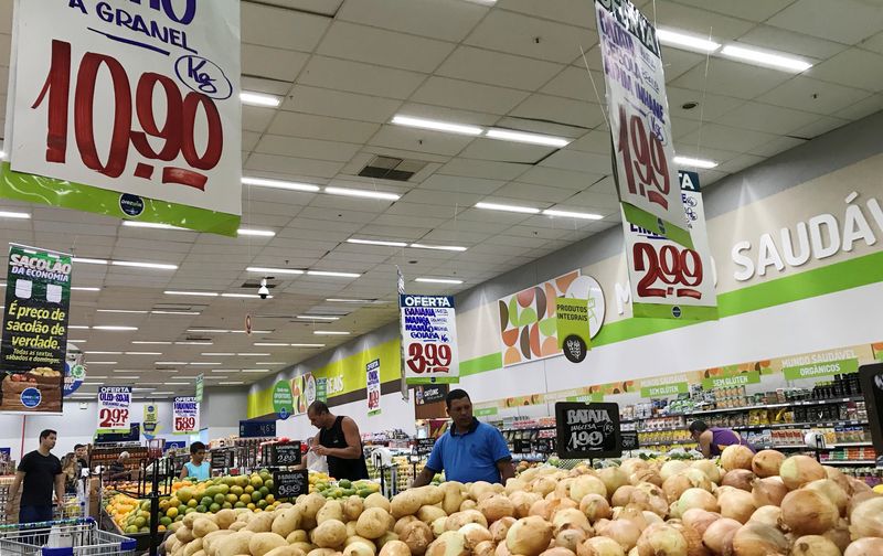 Imagen de archivo de clientes mirando precios en un supermercado en Río de Janeiro (REUTERS/Sergio Moraes)