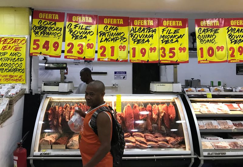 Un cliente compra carne en un supermercado en Río de Janeiro (REUTERS/Pilar Olivares/Archivo)