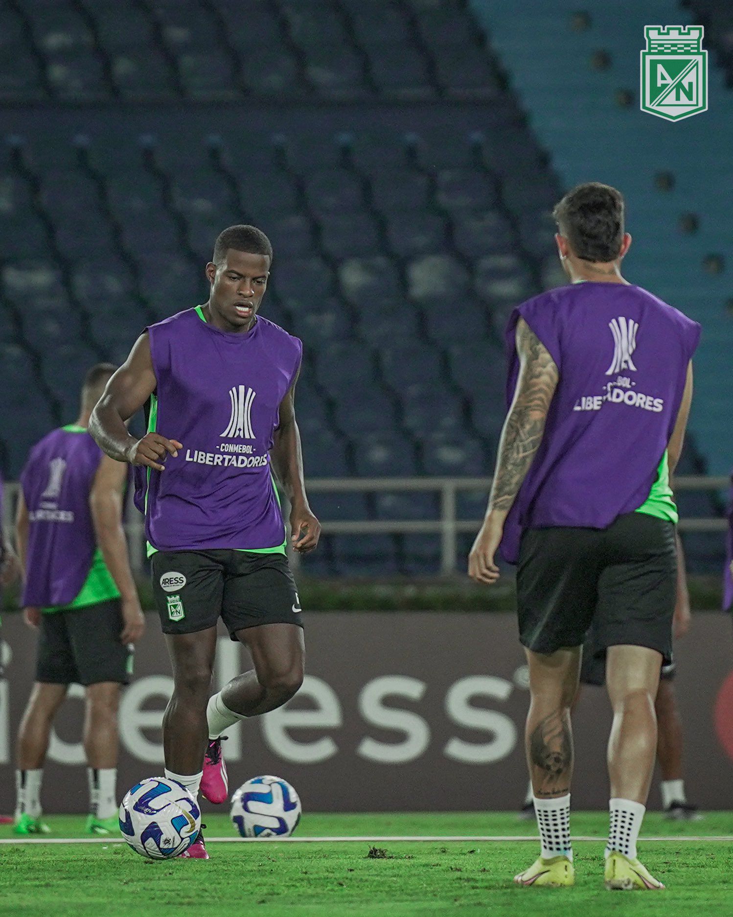 Atlético Nacional inicia su calentamiento en el estadio Metropolitano Roberto Meléndez.