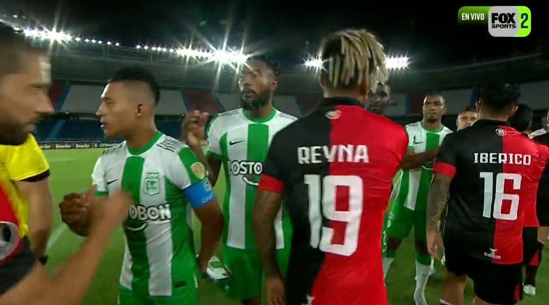 Futbolistas de FBC Melgar y Atlético Nacional se saludan antes de iniciar el encuentro.