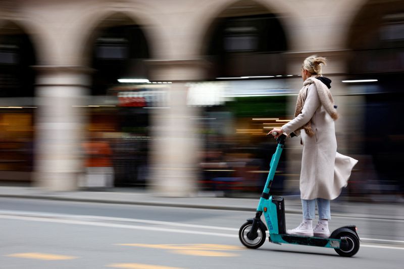 Una mujer monta en un patinete eléctrico de Tier sharing service, en vísperas de una votación pública sobre la prohibición de los patinetes eléctricos de alquiler en París, Francia, 1 de abril de 2023. REUTERS/Sarah Meyssonnier