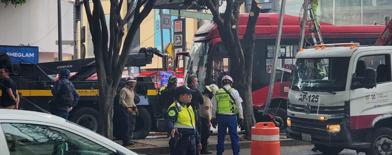Unidad de Metrobús chocó contra un árbol en avenida Insurgentes Sur
