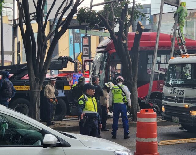 Unidad de Metrobús chocó contra un árbol en avenida Insurgentes Sur