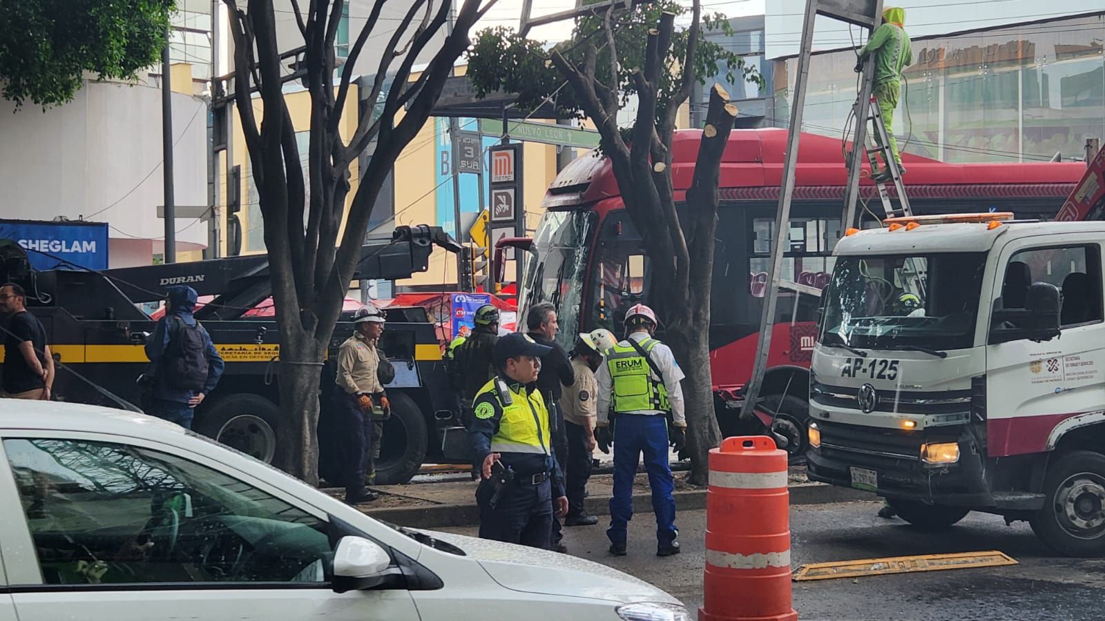 Choque Metrobús avenida Insurgentes (Infobae)