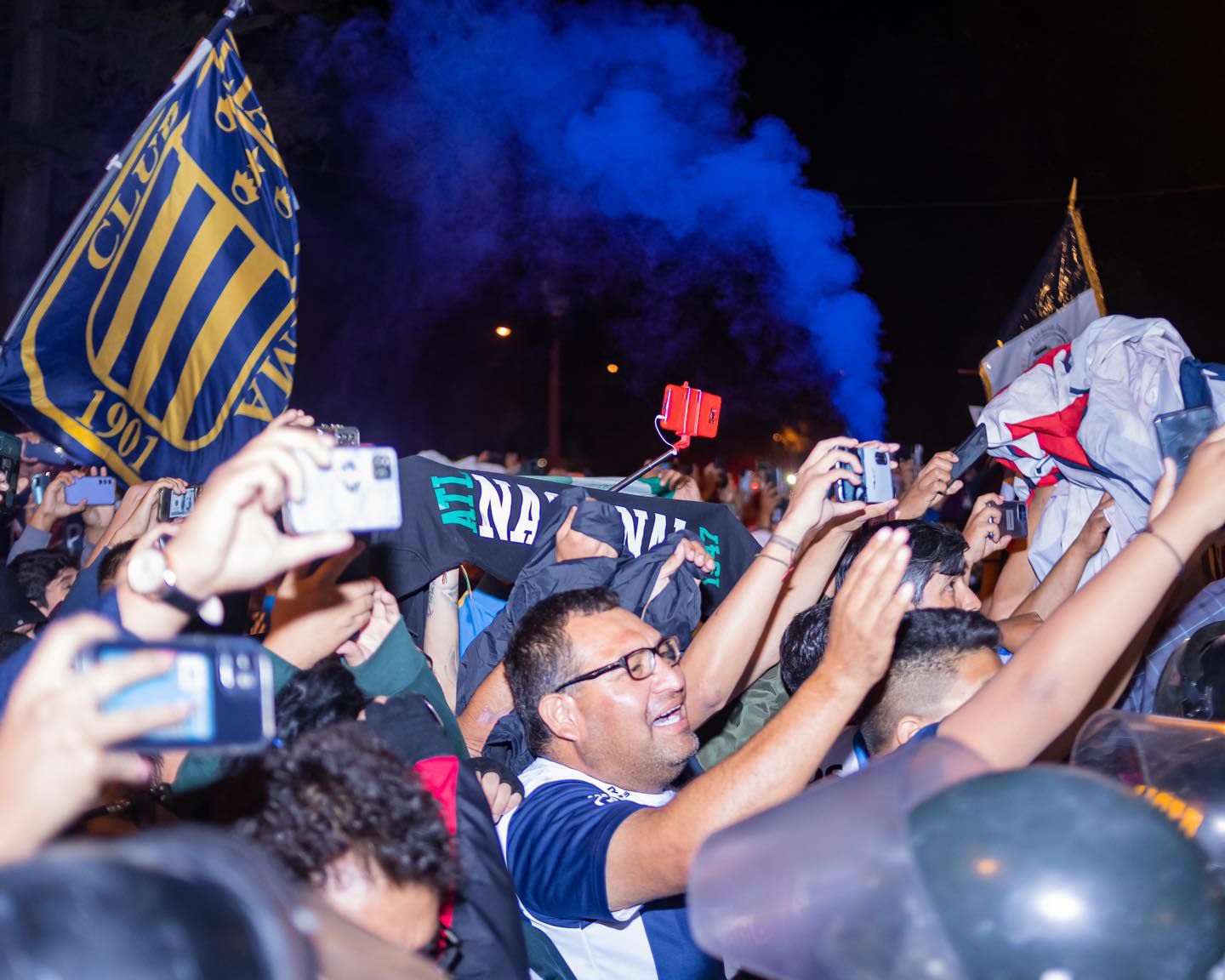 Hinchas del cuadro 'íntimo' se hicieron presentes a las afueras del hotel en Arequipa. (Foto: Alianza Lima)