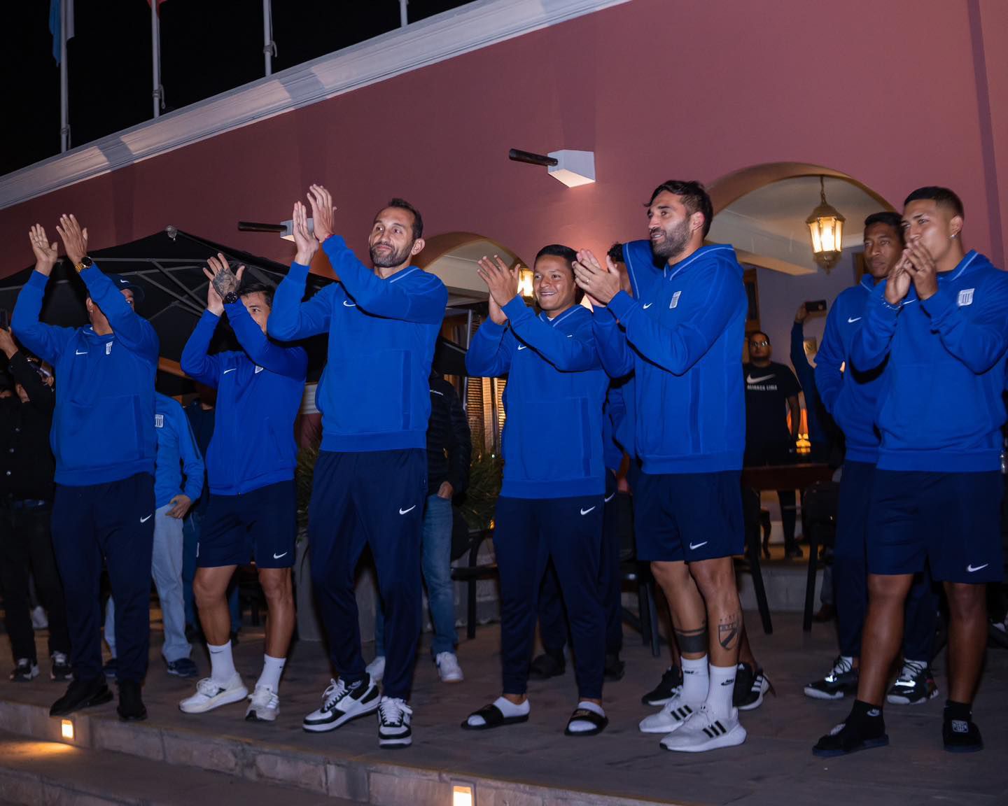 Hinchas del cuadro 'íntimo' se hicieron presentes a las afueras del hotel en Arequipa. (Foto: Alianza Lima)