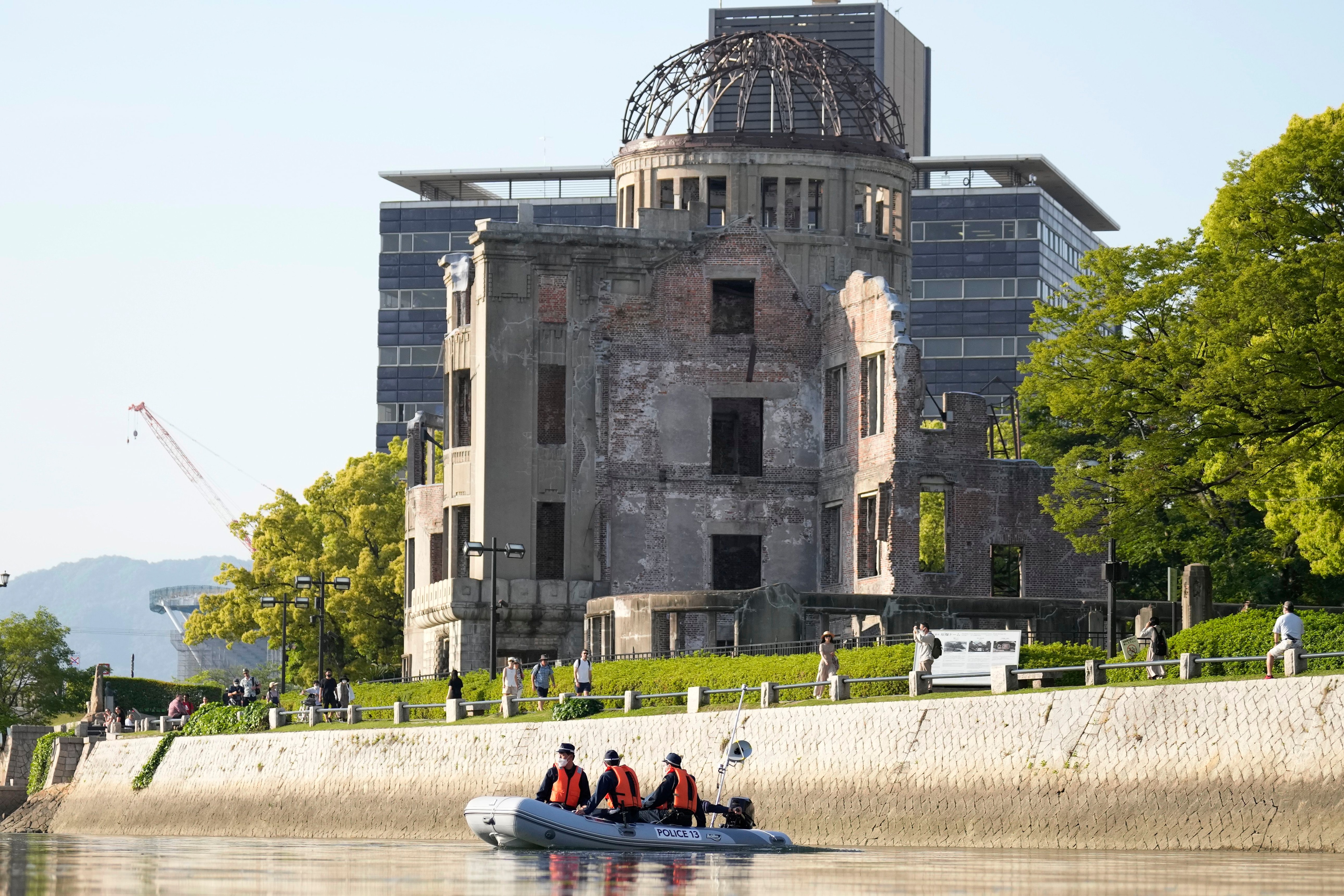 ARCHIVO - Agentes de policía patrullan el río el 17 de mayo de 2023 cerca de la afamada Cúpula de la Bomba Atómica, parte de las medidas de seguridad antes de la cumbre del Grupo de los Siete, que se llevará a cabo en Hiroshima, Japón. (AP Foto/Eugene Hoshiko, archivo)