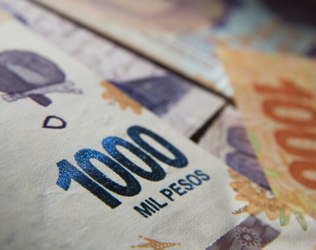Deuda en pesos: el BCRA compró bonos por más de $700.000 millones en abril para cubrir el déficit