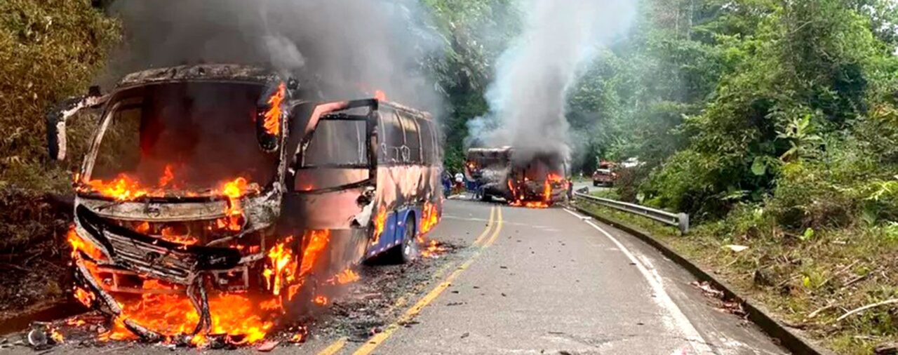ELN se acredita la quema de dos buses en la vía Chocó-Risaralda