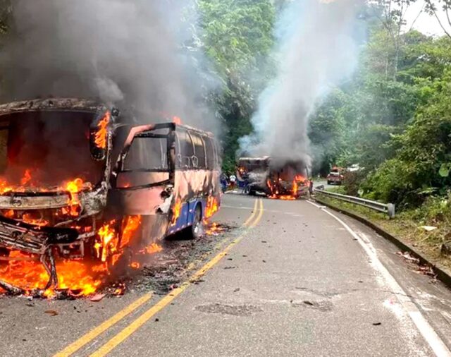 ELN se acredita la quema de dos buses en la vía Chocó-Risaralda