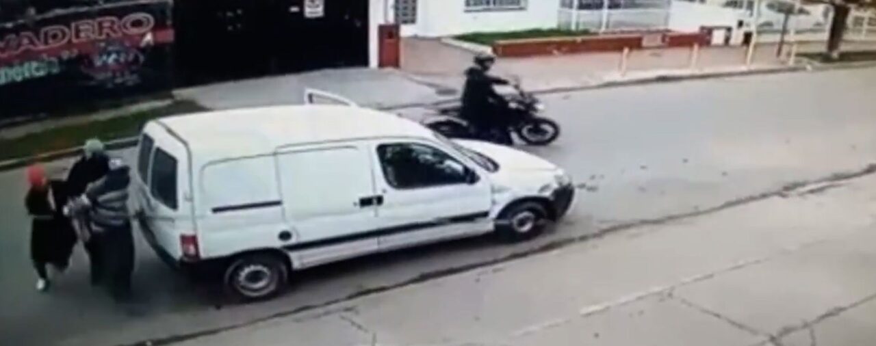 Esperaba a su padre y lo tomaron de rehén para robar en una verdulería de Córdoba: le dieron un tiro en la nuca