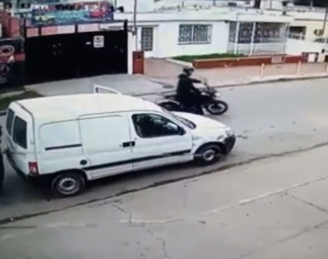 Esperaba a su padre y lo tomaron de rehén para robar en una verdulería de Córdoba: le dieron un tiro en la nuca