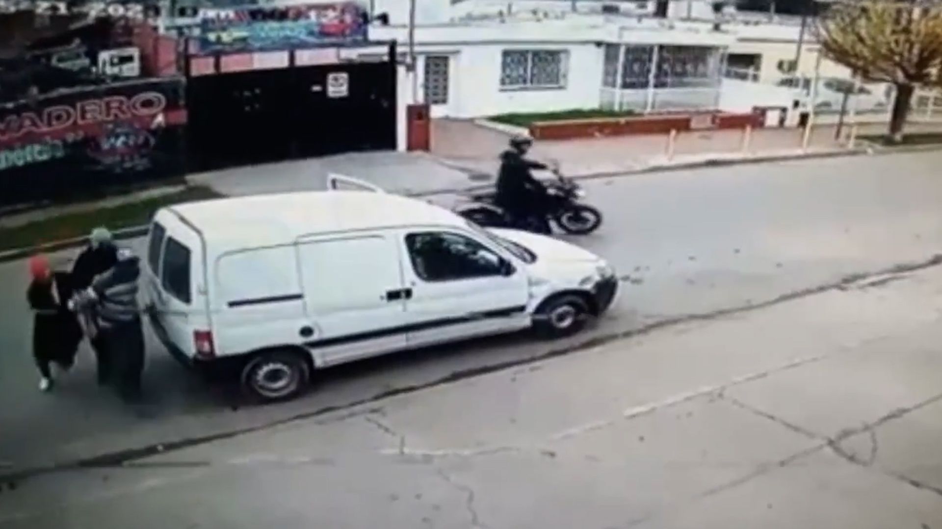 Tomaron de rehén a un hombre, lo obligaron a entrar a una verdulería para robar y lo balearon en la nuca