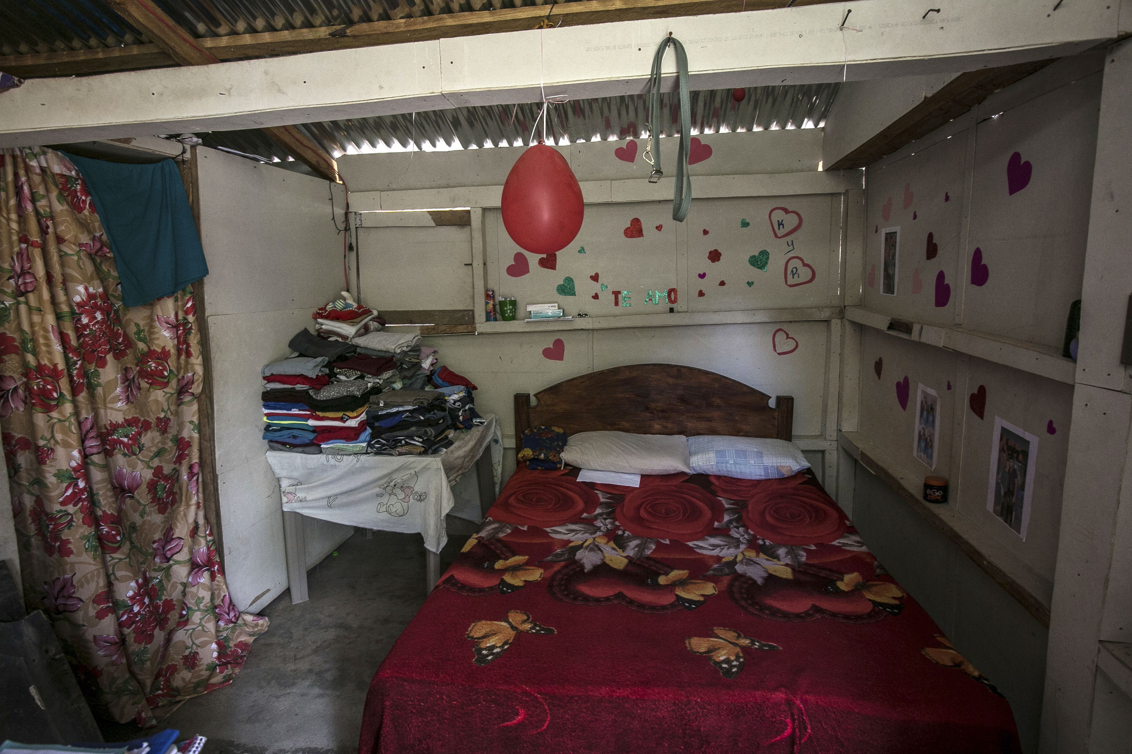 Vista del interior de una vivienda de una sola habitación donde una mujer joven dijo haber abortado sola con píldoras en ese lugar el año anterior, en una zona montañosas no identificada del occidente de Honduras. La imagen fue tomada el domingo 19 de marzo de 2023. Con un celular para chatear con una amiga y un guía anónimo, la mujer, de 27 años, ayuda a otras personas que desean abortar con la ayuda de redes clandestinas en el país. (AP Foto/Ginnette Riquelme)