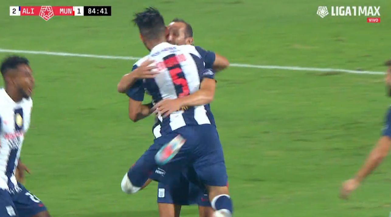 Entre Hernán Barcos y Carlos Zambrano gestaron el segundo gol de Alianza Lima ante Municipal. (Liga 1 MAX)
