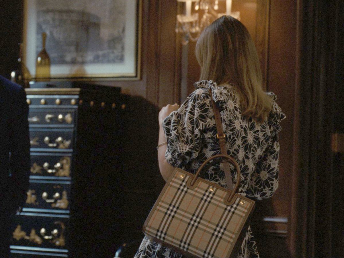 El bolso de Burberry que sale en la cuarta temporada de 'Succession'
