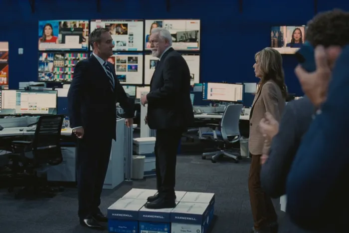 Logan Roy (Brian Cox) en el episodio dos de la temporada cuatro de 'Succession' subido a varios paquetes de folios.