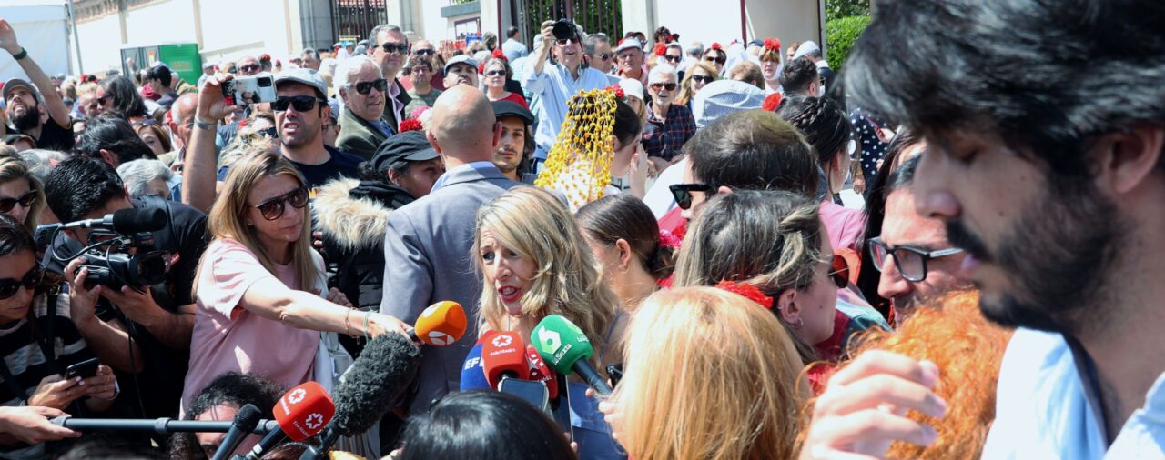 Los políticos polarizan la festiva Pradera de San Isidro: Yolanda Díaz en la campaña de Madrid y un oso polar junto a Almeida