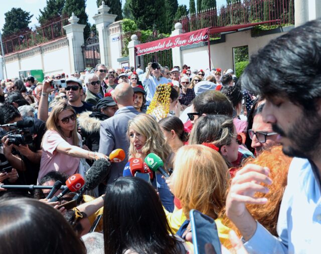 Los políticos polarizan la festiva Pradera de San Isidro: Yolanda Díaz en la campaña de Madrid y un oso polar junto a Almeida