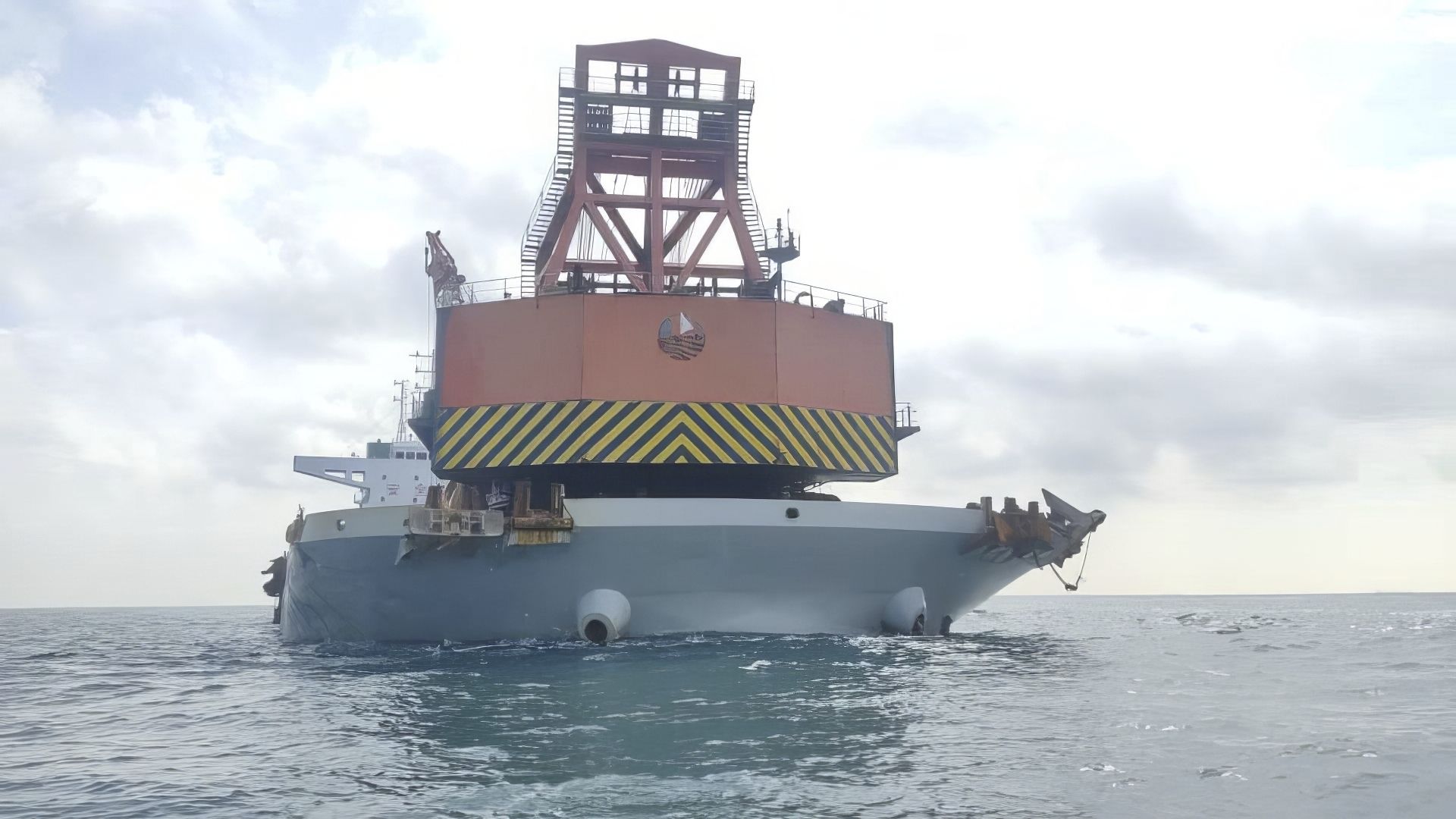 En esta imagen sin fecha publicada el lunes 29 de mayo de 2023 por la Agencia de Vigilancia Marítima de Malasia (MMEA), un carguero registrado en China detenido por la MMEA por fondear de forma ilegal en aguas de Johor. La agencia marítima malasia dijo haber encontrado un proyectil de cañón que se cree es de la II Guerra Mundial en un barco con bandera china, y que investigaba si el barco había participado en el saqueo de dos pecios británicos en el mar de China Meridional. (Agencia de Vigilancia Marítima de Malasia via AP)