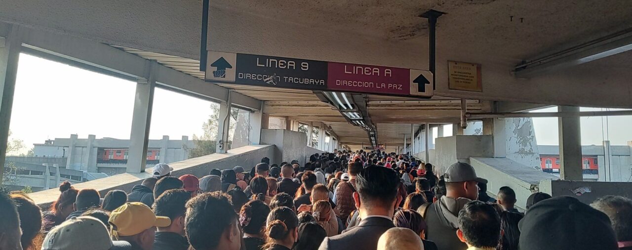 Metro CDMX hoy 8 de mayo: usuarios reportaron saturación y largos tiempos de espera en las Líneas 7 y 9