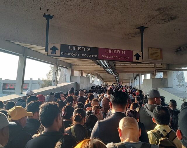 Metro CDMX hoy 8 de mayo: usuarios reportaron saturación y largos tiempos de espera en las Líneas 7 y 9